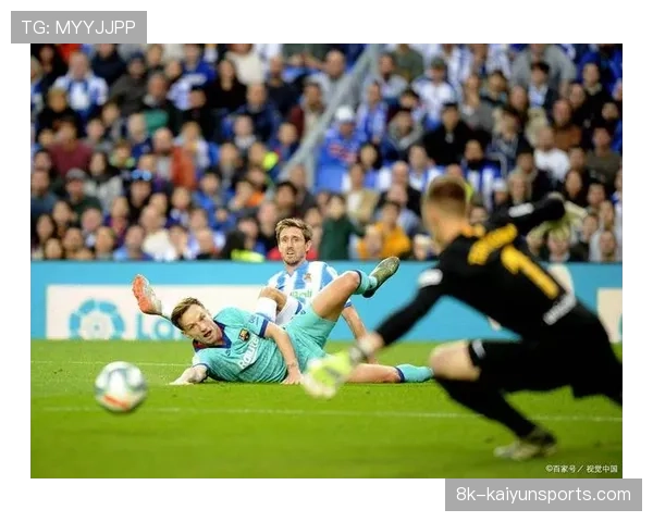 特写：任意球专家佩雷拉在训练后加练50次弧线球