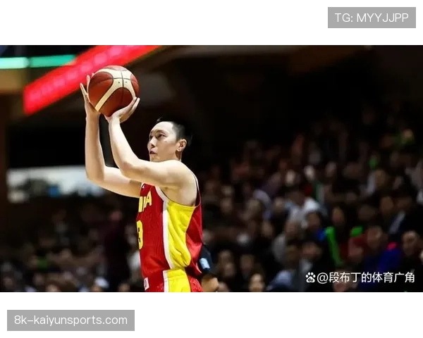 特写：胡明轩在球员通道冰敷膝盖，一瘸一拐走回更衣室